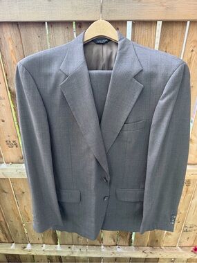 Taylor Solid Gray Men's Two-Button Suit Jacket